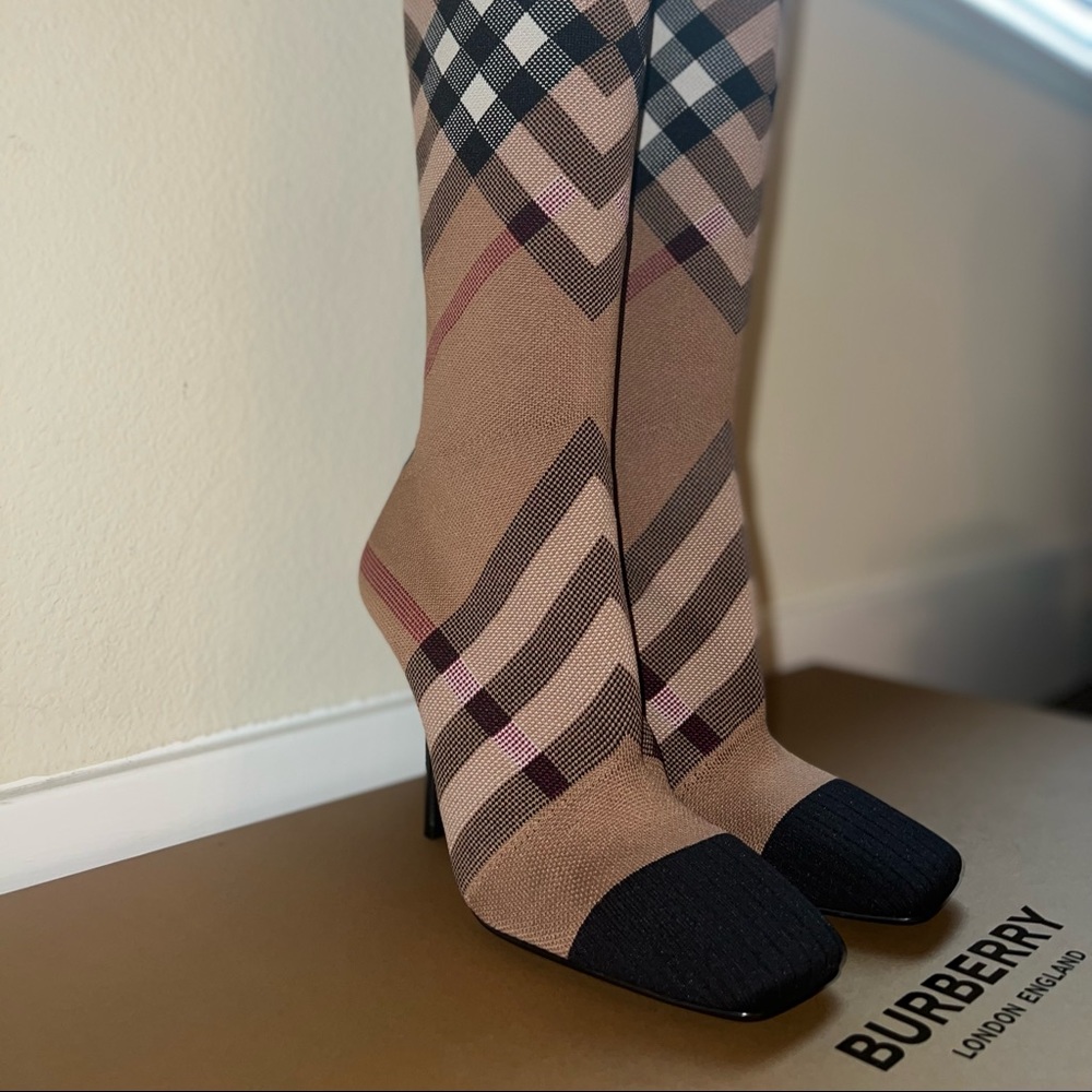 BURBERRY - Sock Style Boots